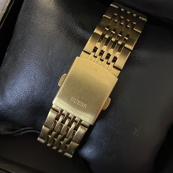 Guess gold chrome watch - Picture 2 of 4